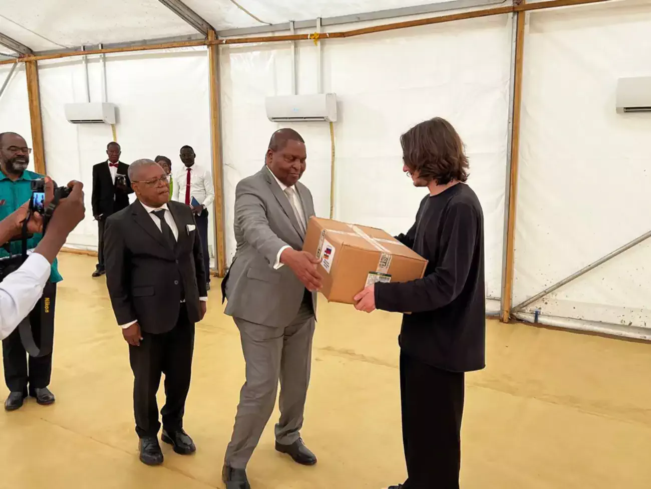 La Maison Russe a remis un important lot de médicaments contre le VIH/SIDA au Ministère Centrafricain de la Santé