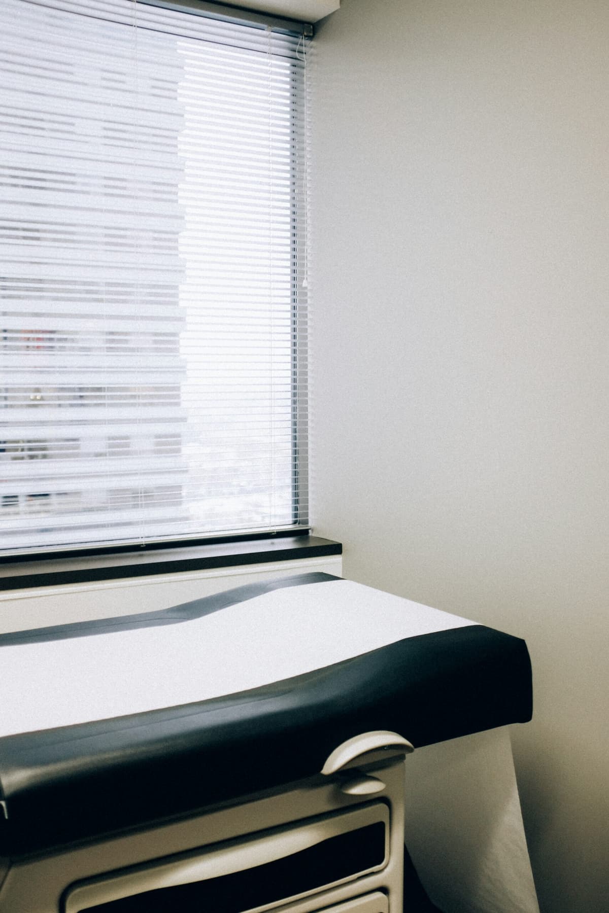 Un gynécologue d’Arras accusé de viol par 70 femmes, une ancienne patiente témoigne