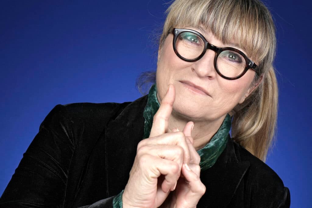 Christine Bravo : grand-père déporté, petit boulot chez Tati, premier job d’institutrice, tout ce que vous ignoriez sur elle