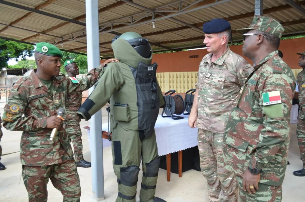 Sécurité: La France dote l’armée béninoise d’équipements de pointe pour contrer la menace des engins explosifs