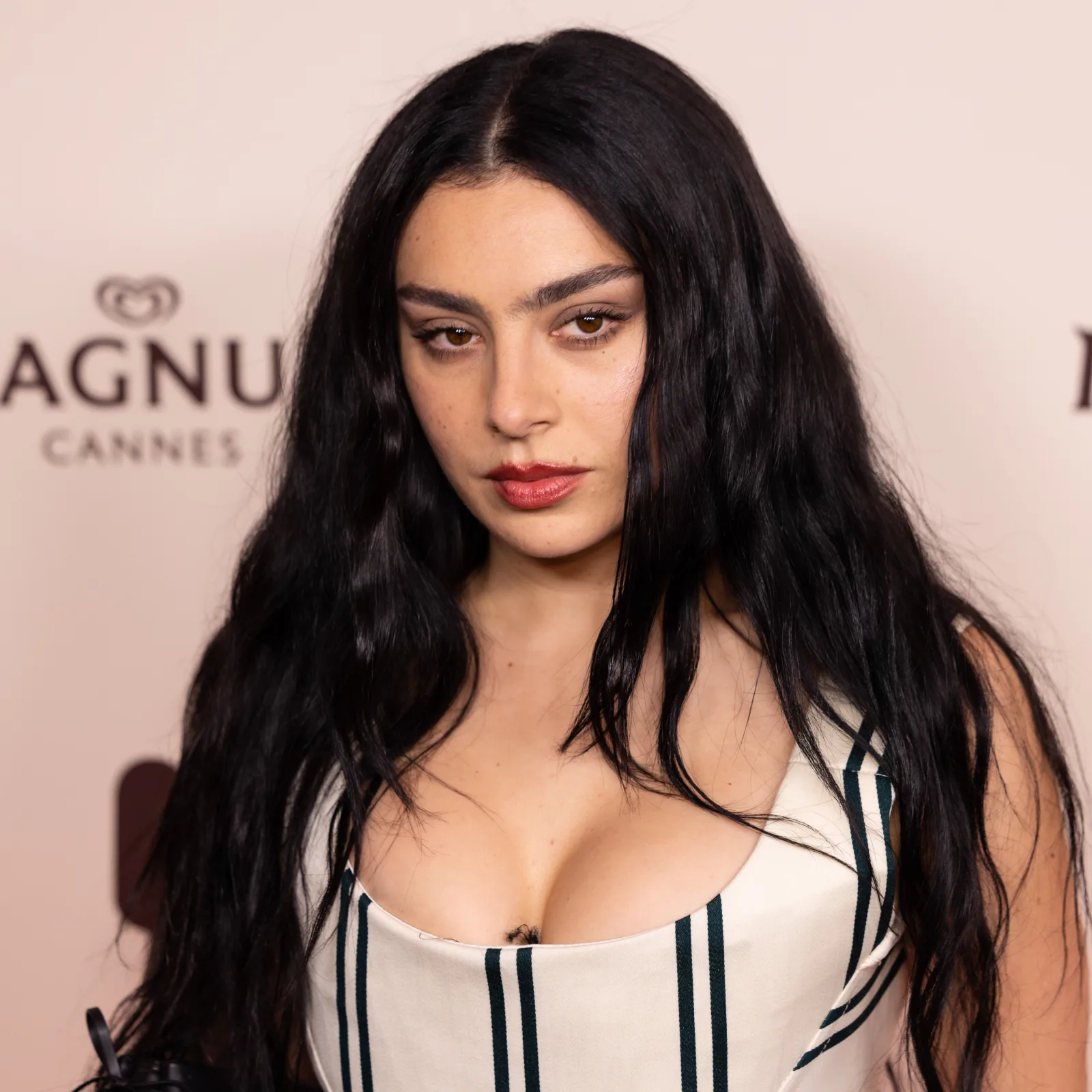 Charli XCX fait ses débuts en couverture de Playboy