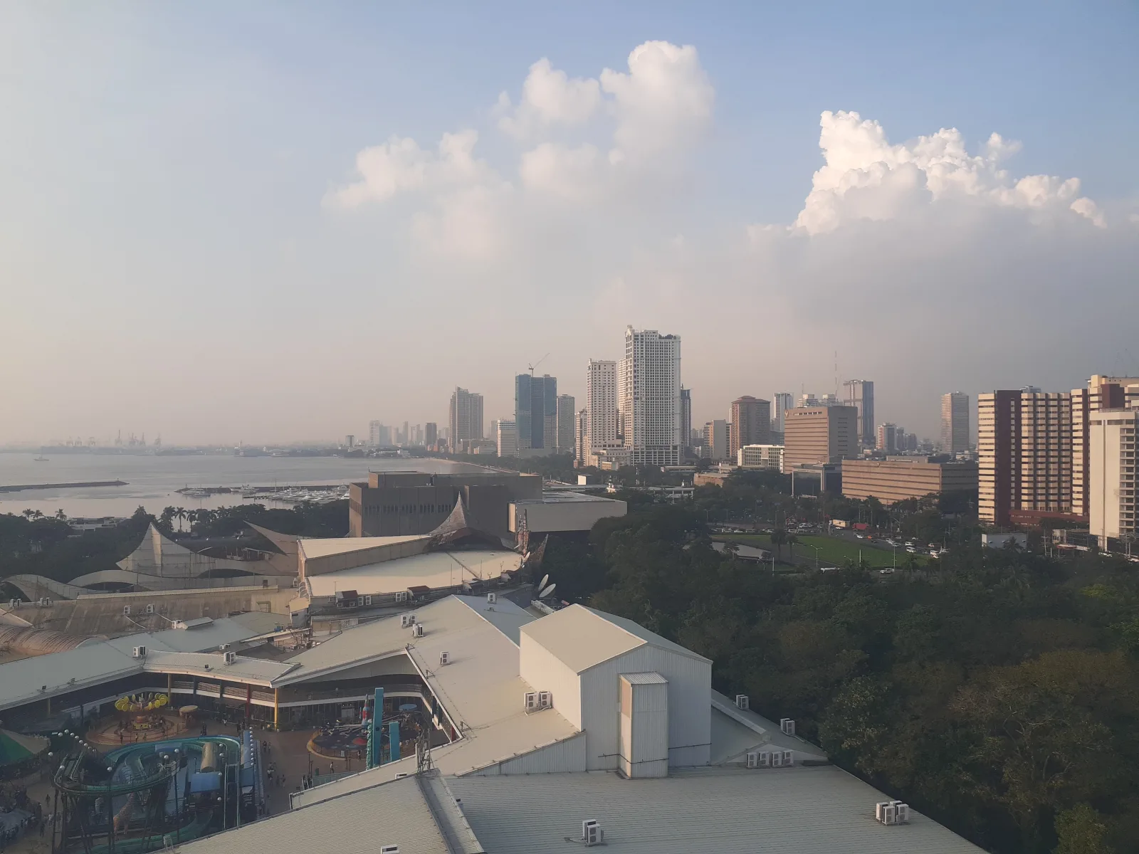Philippines : au moins 5 morts et 87 disparus après l’incendie d’un ferry