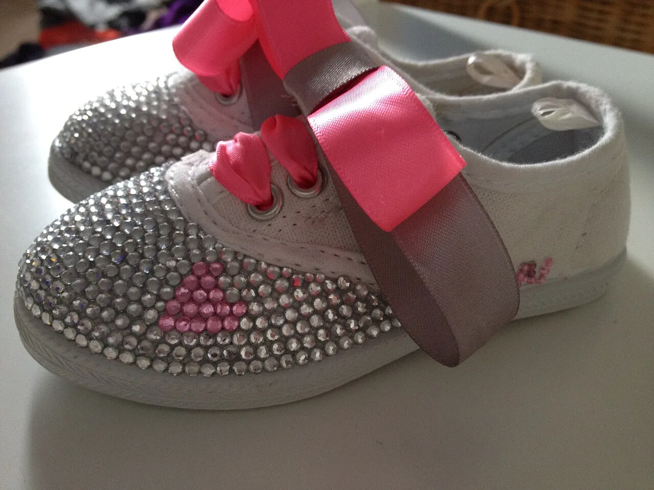 Whimsymaxxing : pourquoi les strass reviennent partout, et comment adopter la tendance sans surconsommer