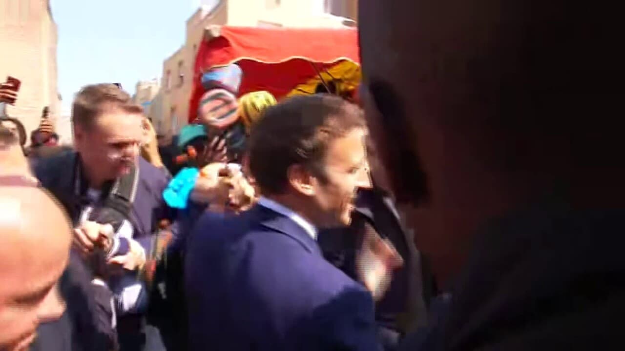 Emmanuel Macron visé par un jet de tomates à  Cergy-Pontoise (vidéo)