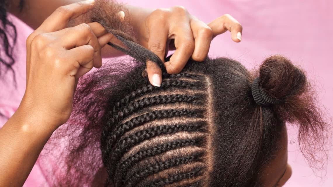 BeautéÂ : voici comment réaliser la tresse africaine (natte) en 08 étapes
