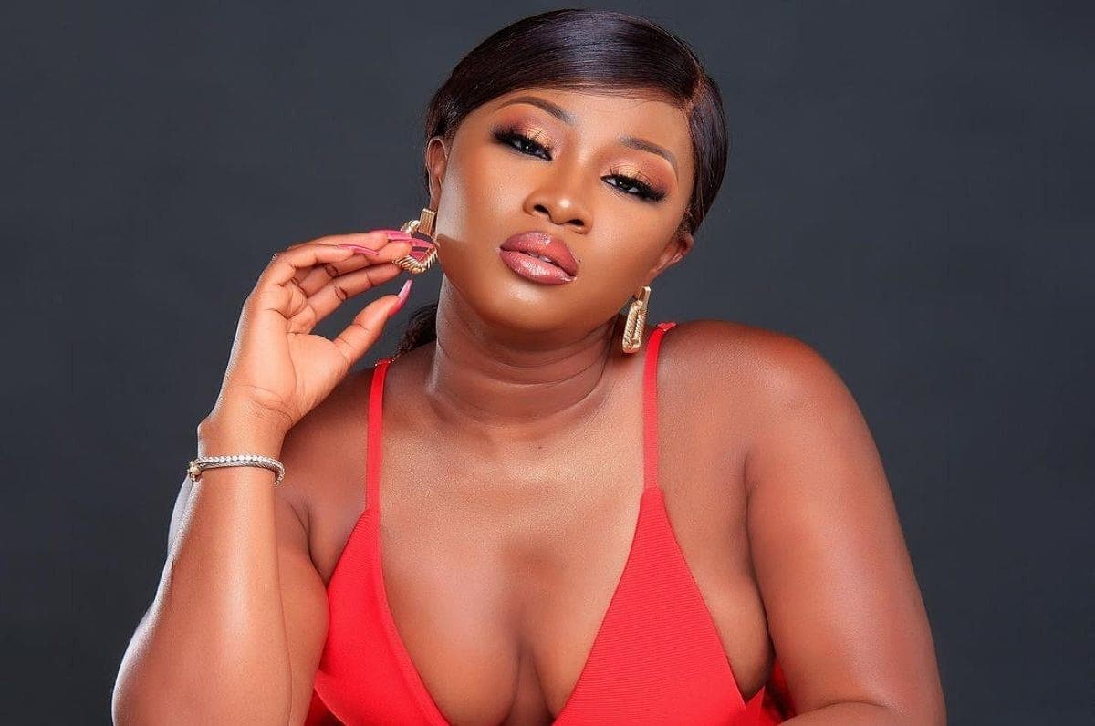 DJ Arafat: sa veuve Carmen Sama  reçoit des bouquets d’argent de la part de…. (vidéo)