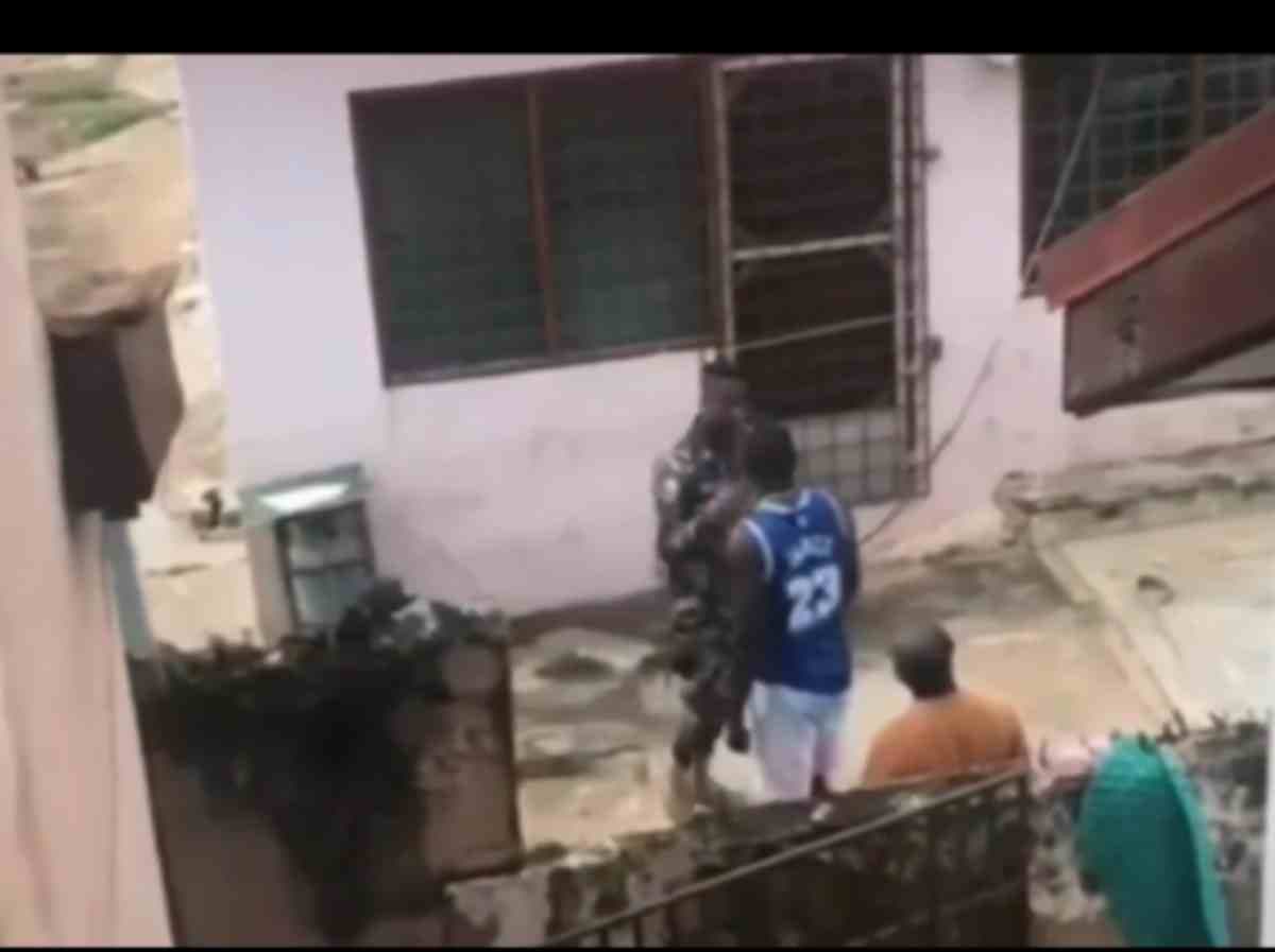 Ghana: un policier tabasse un homme qui a agressé sa copine, son acte fait polémique (vidéo)