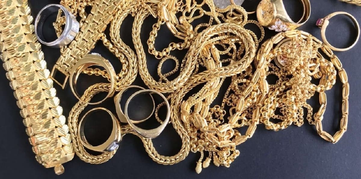 BeautéÂ : 03 astuces efficaces pour redonner l’éclat à  vos bijoux en or