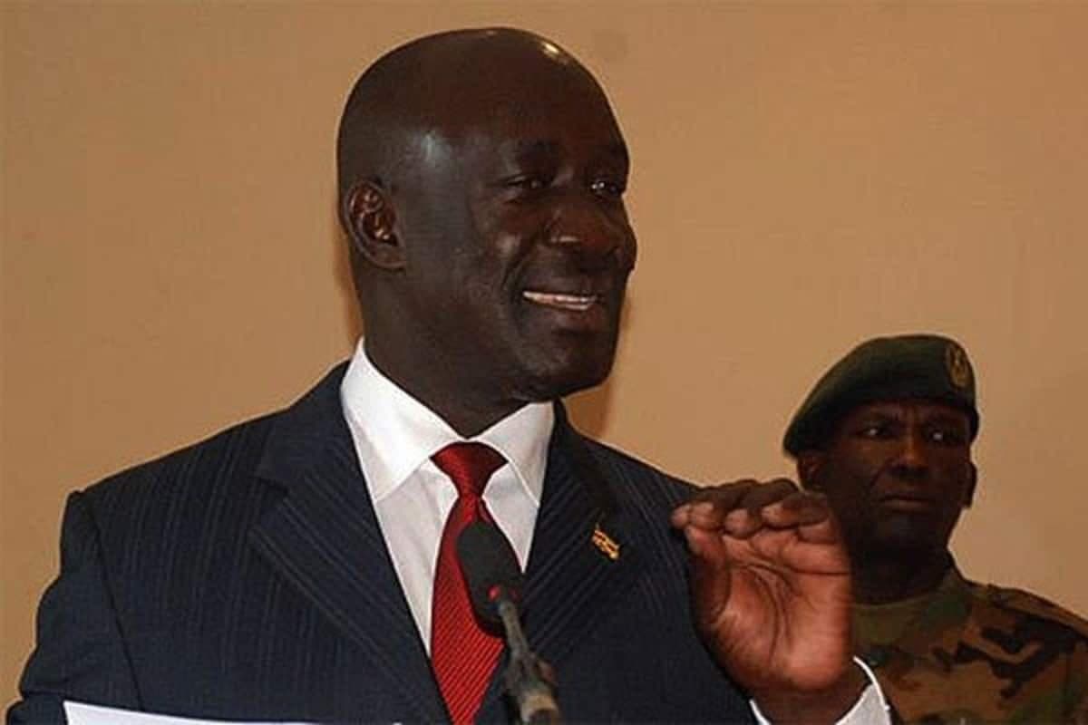 Le ministre d’Etat Ougandais, Musa Ecweru giflé par un présumé fou dans une église