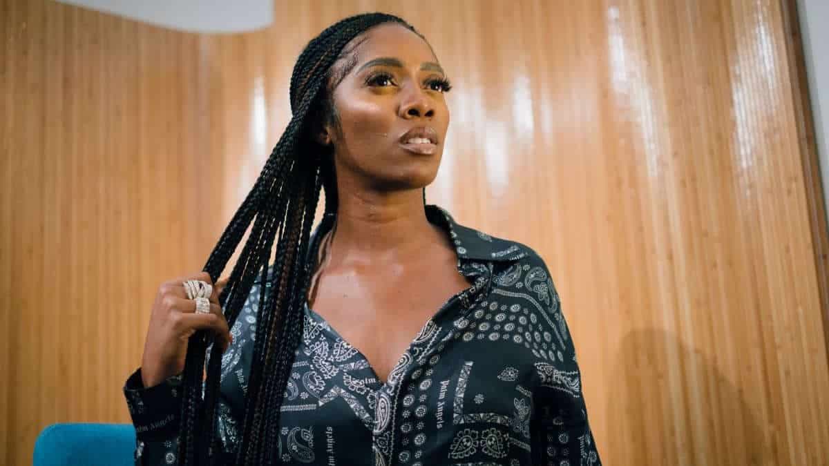« Je ne vois plus… », la chanteuse Tiwa Savage se confie sur ses problèmes oculaires (vidéo)