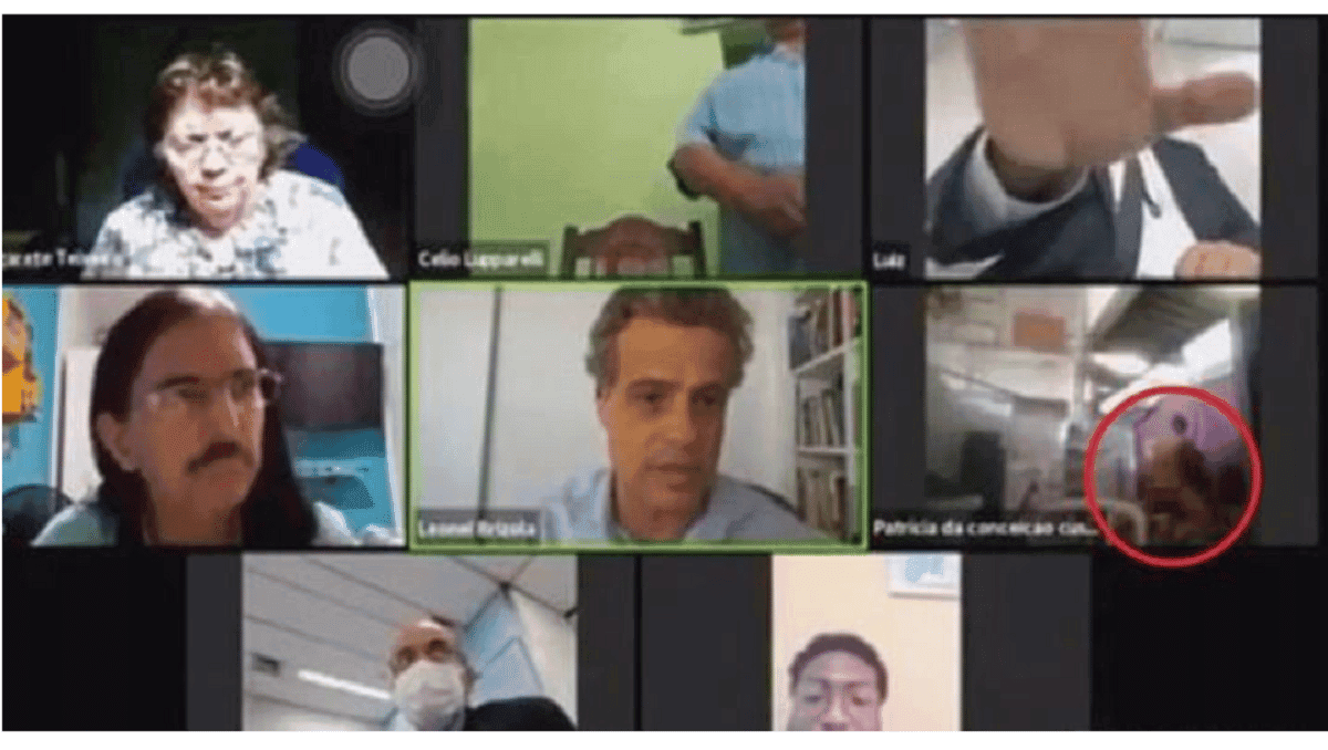 En pleine séance de prière virtuelle sur Zoom, un couple diffuse par erreur leur ébat