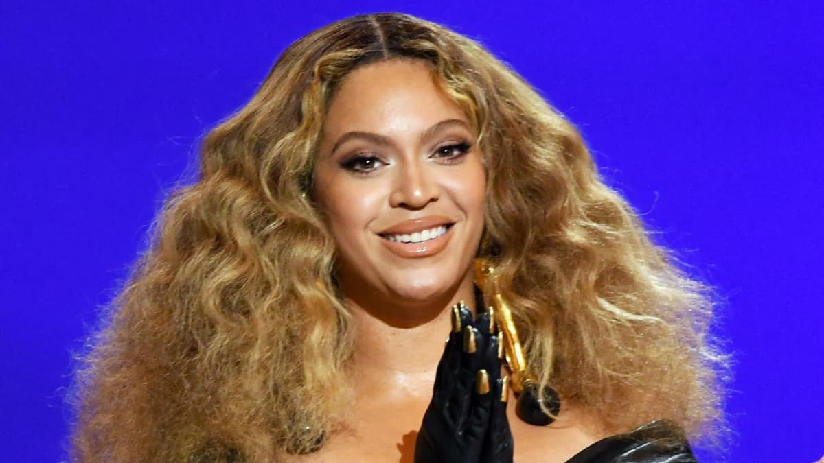 Beyonce partage une étrange photo d’elle avec ses trois enfants au lit, un détail choque