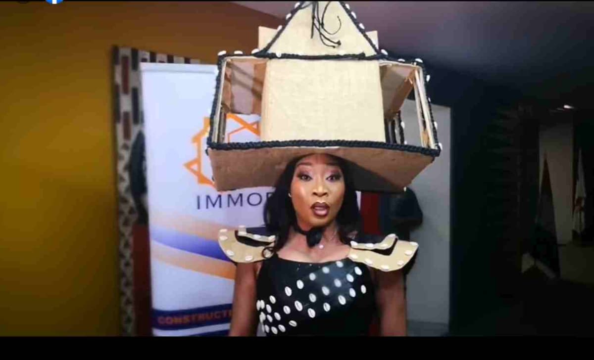 Miss Côte d’Ivoire 2022: Sabine Dié débarque avec une « maison » sur la tête (vidéo)
