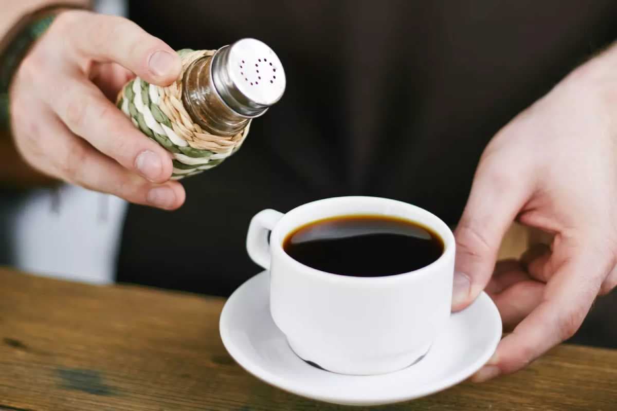 Voici pourquoi vous devez mettre un peu de sel dans votre tasse de café