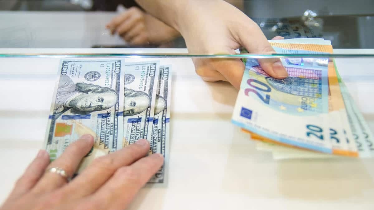 Guerre en Ukraine: un euro vaut moins qu’un dollar