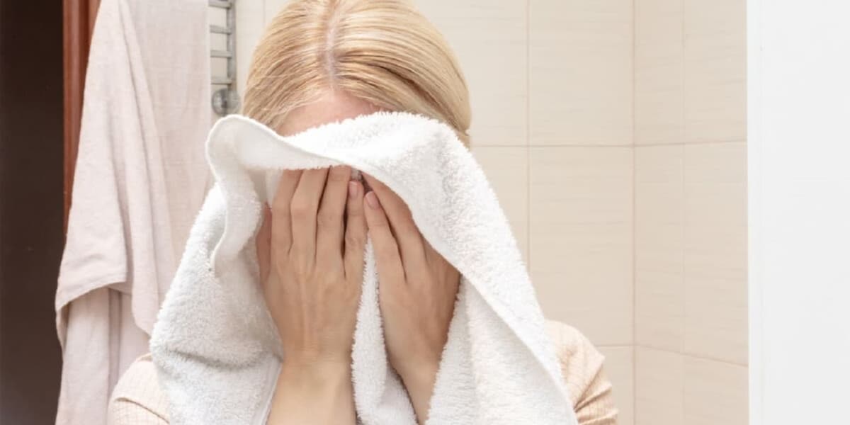 BeautéÂ : découvrez pourquoi vous devez éviter de sécher votre visage avec une serviette