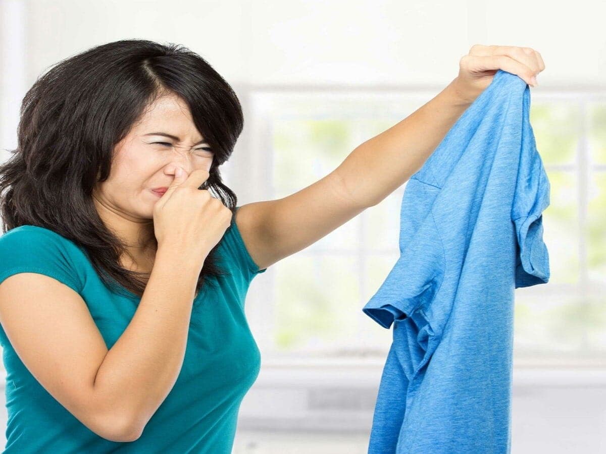 Astuces : 04 techniques pour enlever les odeurs tenaces des vêtements, même sans les laver