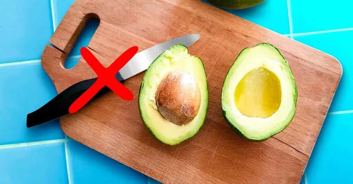 CuisineÂ : voici pourquoi vous devez éviter de découper un avocat avec un couteau en métal