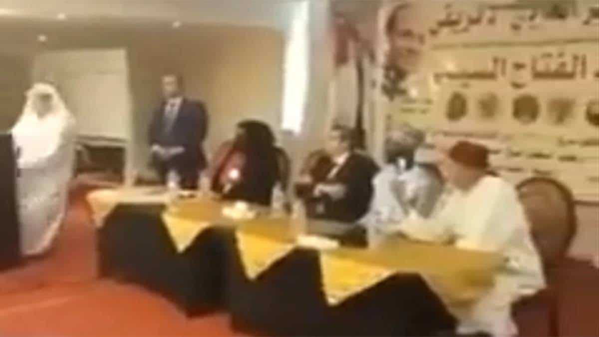 Égypte: en pleine conférence, un diplomate saoudien s’effondre et meurt (Vidéo)