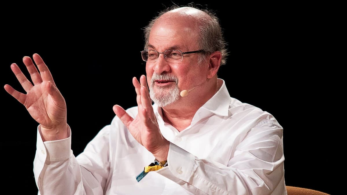L’écrivain britannique Salman Rushdie, auteur de « Les Versets sataniques », poignardé sur scène