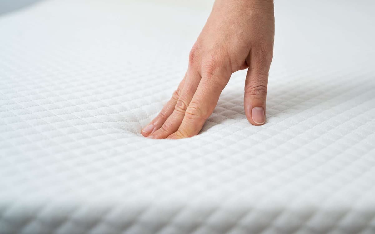 04 astuces pour se débarrasser des taches de transpiration et d’urine de vos matelas