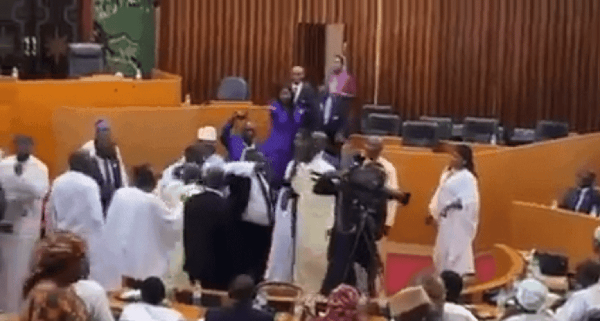 Sénégal: une gifle retentissante administrée à  une députée à  l’Assemblée nationale (Vidéo)