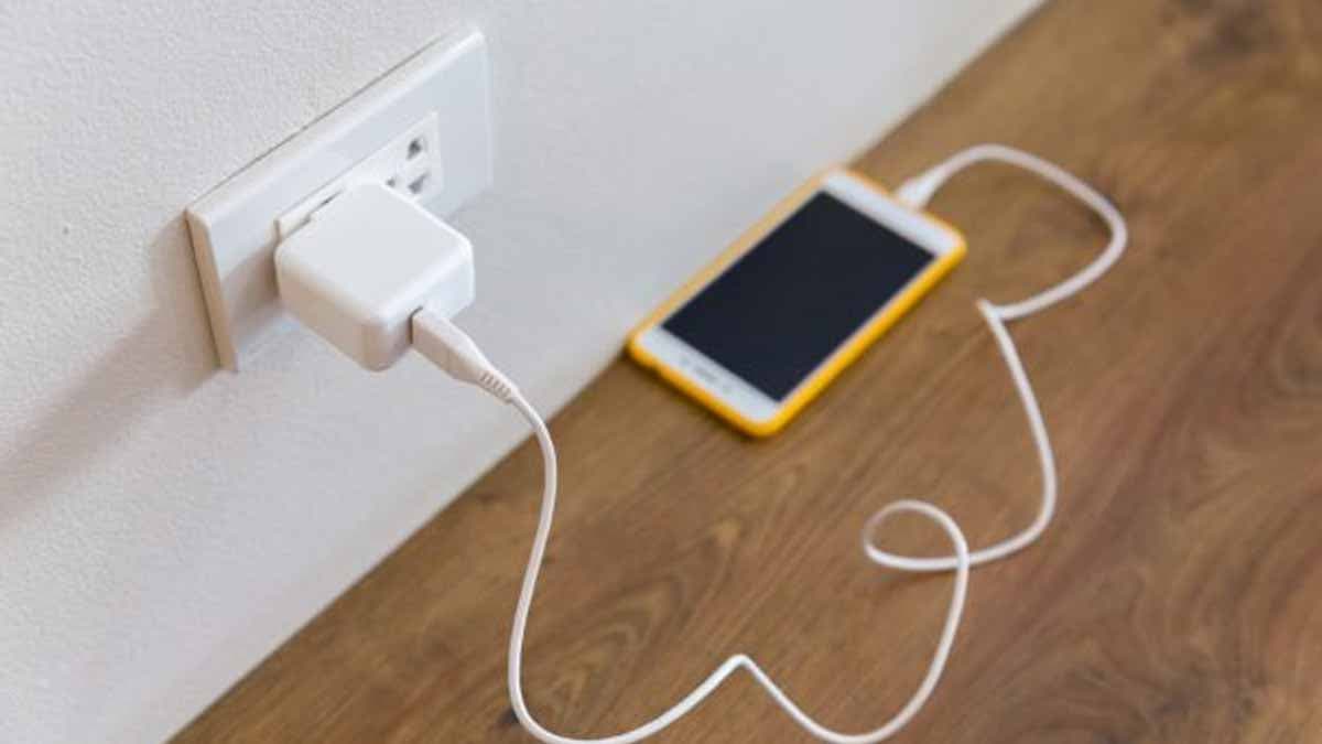 Bénin: elle manipule son téléphone en charge et meurt électrocutée