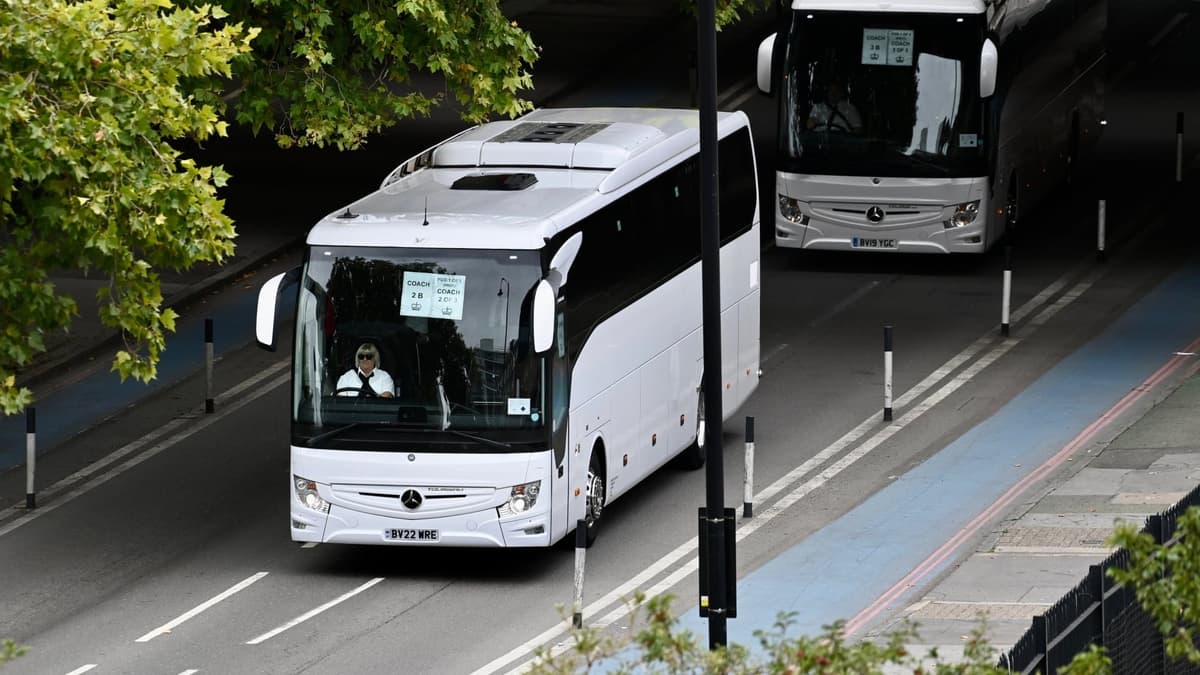 Obsèques d’Elizabeth IIÂ : les dirigeants du monde en bus… sauf Joe Biden en limousine blindée « The Beast »