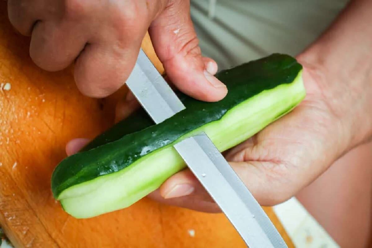AstucesÂ : découvrez pourquoi vous devez mettre des pelures de concombre à  la devanture de votre maison
