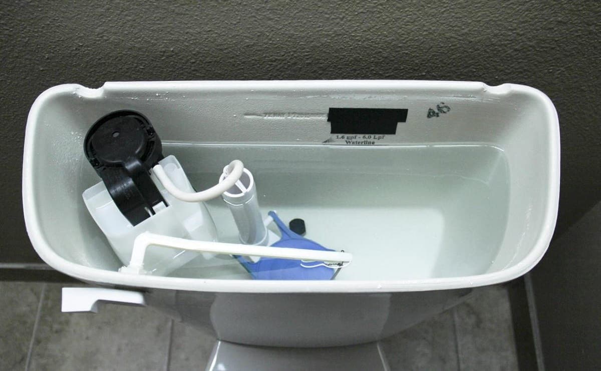 Hygiène : pourquoi vous devez mettre du vinaigre blanc dans vos toilettes ?