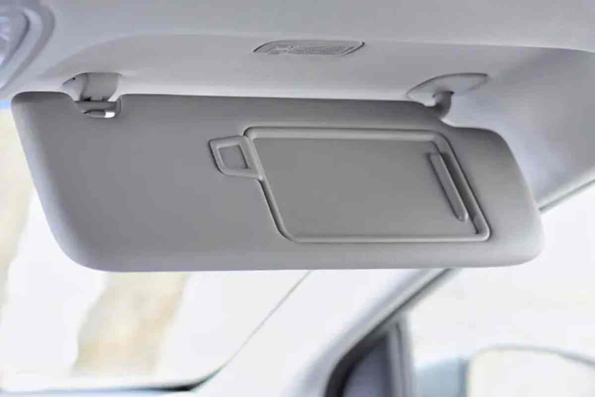 Bon à  savoir : découvrez cette fonctionnalité secrète de la visière de la voiture