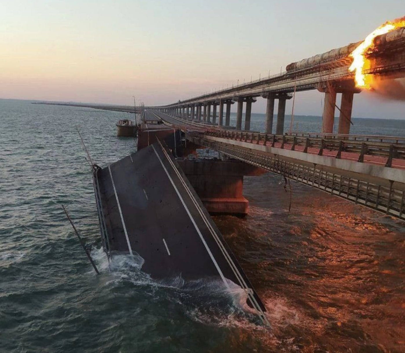 Ukraine: explosion du pont de Crimée, Kiev revendique un « cadeau d’anniversaire » pour Vladimir Poutine