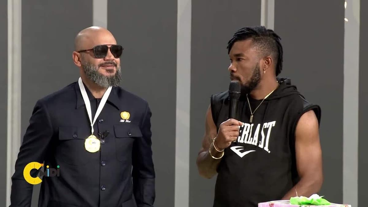 Serey Die: l’international Ivoirien surprend Hassan Hayek avec un cadeau hilarant en pleine émission