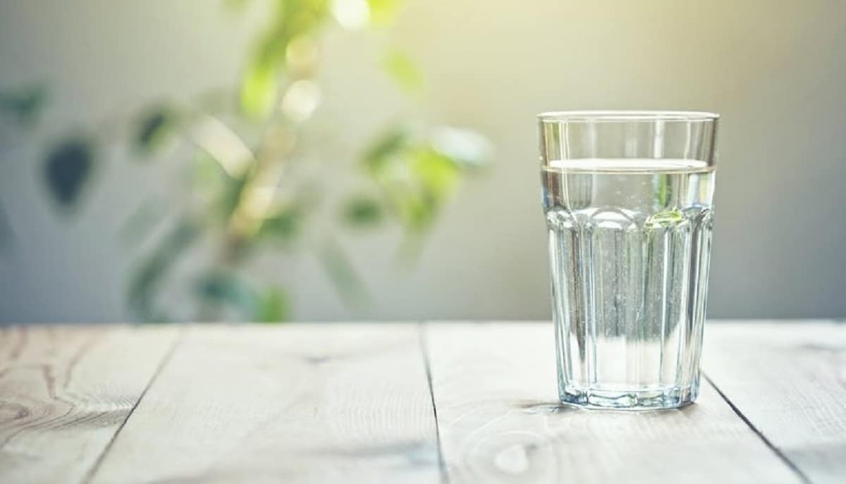 Voici pourquoi vous devez toujours garder un verre d’eau derrière votre porte