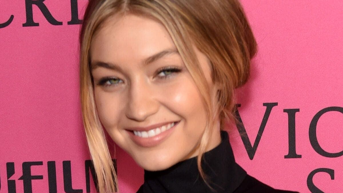 Kanye West commet une « bourde » à  la Fashion Week de Paris, et se fait « corriger » par Gigi Hadid