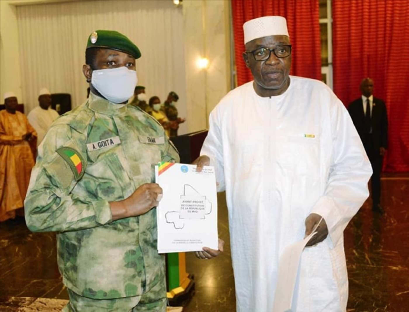 Mali: l’avant-projet de Constitution remis au Président de la Transition, colonel Assimi Goà¯ta