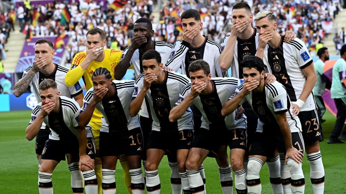 Coupe du monde: les Allemands se couvrent la bouche pour protester contre la liberté d’expression