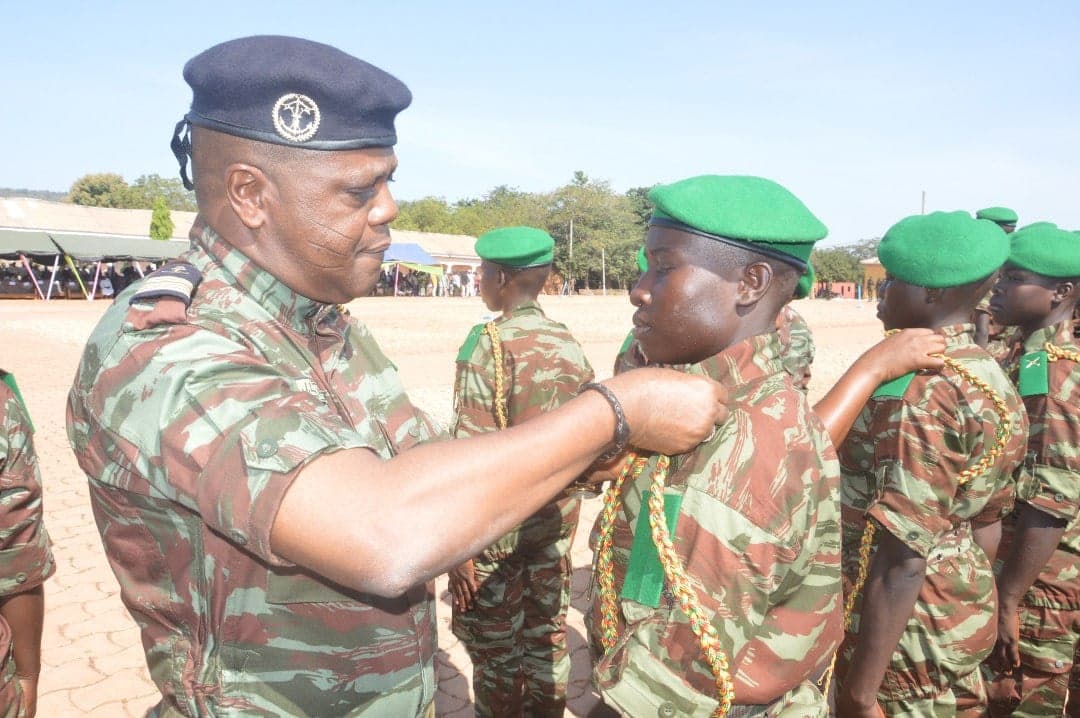 Bénin: prise de fourragères de 1201 jeunes soldats formés au CFMB