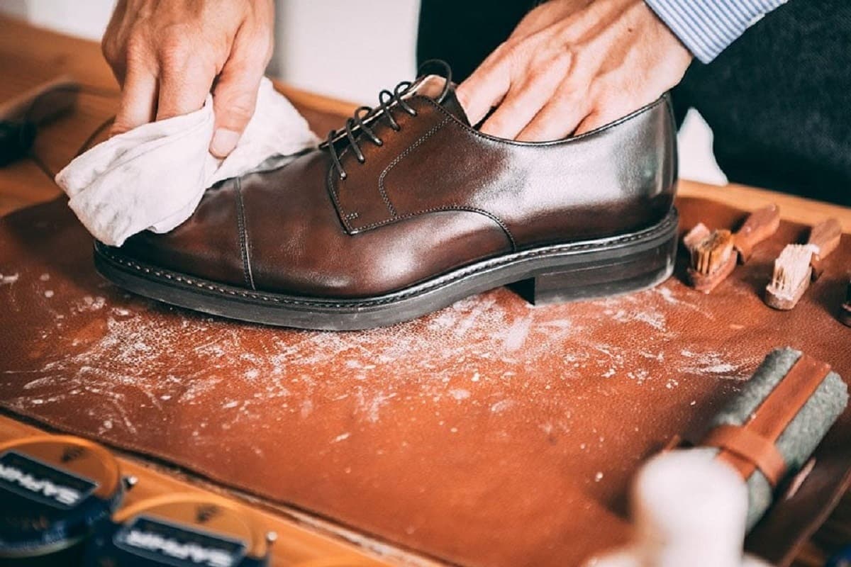 06 astuces naturelles pour nettoyer et redonner de l’éclat aux chaussures en cuir