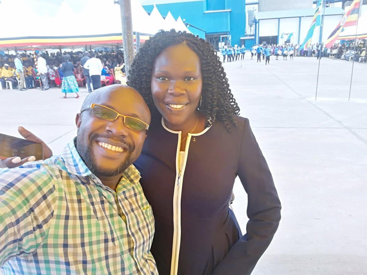 Ouganda: la ministre d’Etat Evelyn Anite s’agenouille devant son mari, la toile subjuguée (image)