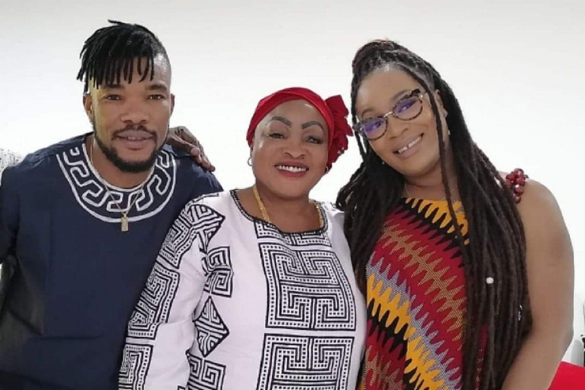 « Elles m’ont adopté… », Serey Die rend hommage à  deux femmes qui l’ont marqué cette année