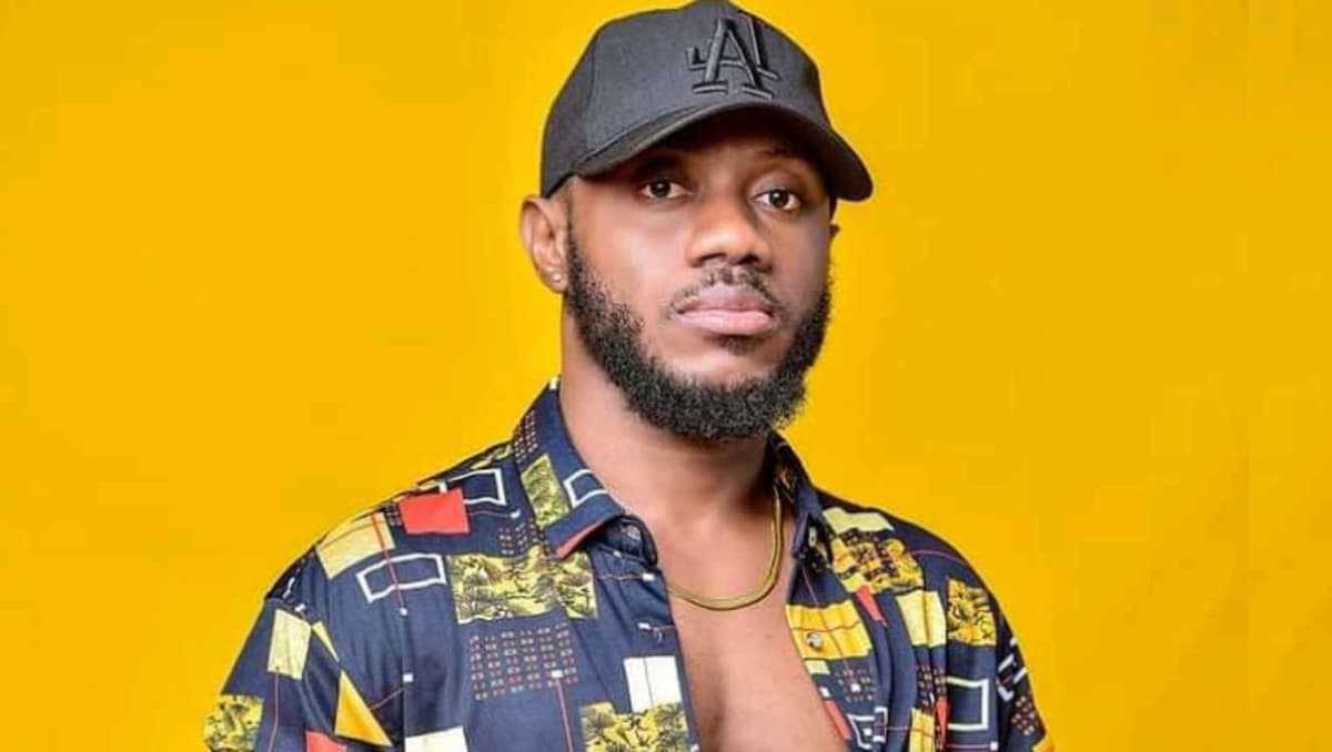 Bob Elvis: arrêté à  l’aéroport, le chanteur soupçonne son empoisonnement