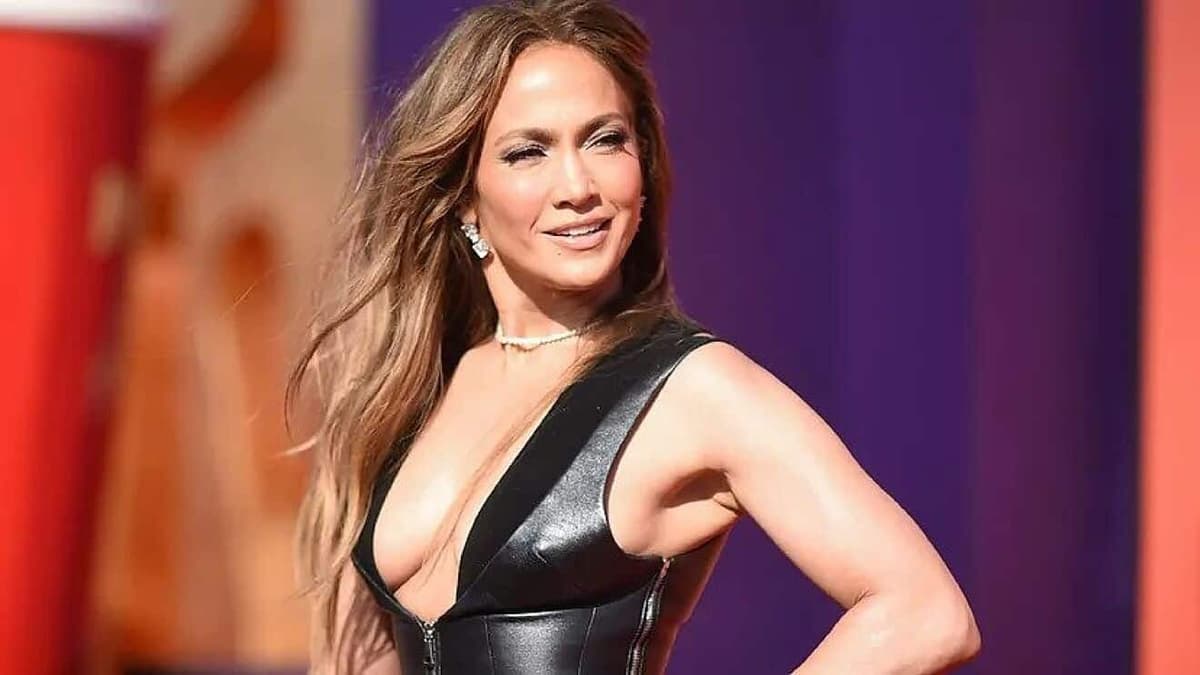 Jennifer Lopez: la chanteuse de 53 ans pose totalement nue pour sa marque, la toile sous le choc