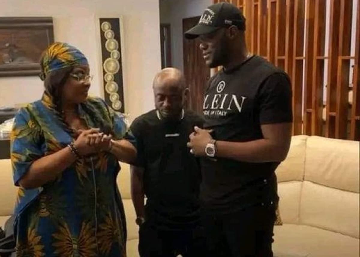 Dj Arafat: sa mère Tina Glamour offre son album « renaissance » et un pagne au roi 12 12