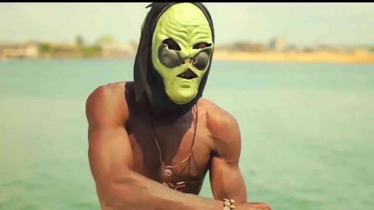 Bénin: l’ultime condition du rappeur Togbè Yéton pour enlever son masque (vidéo)