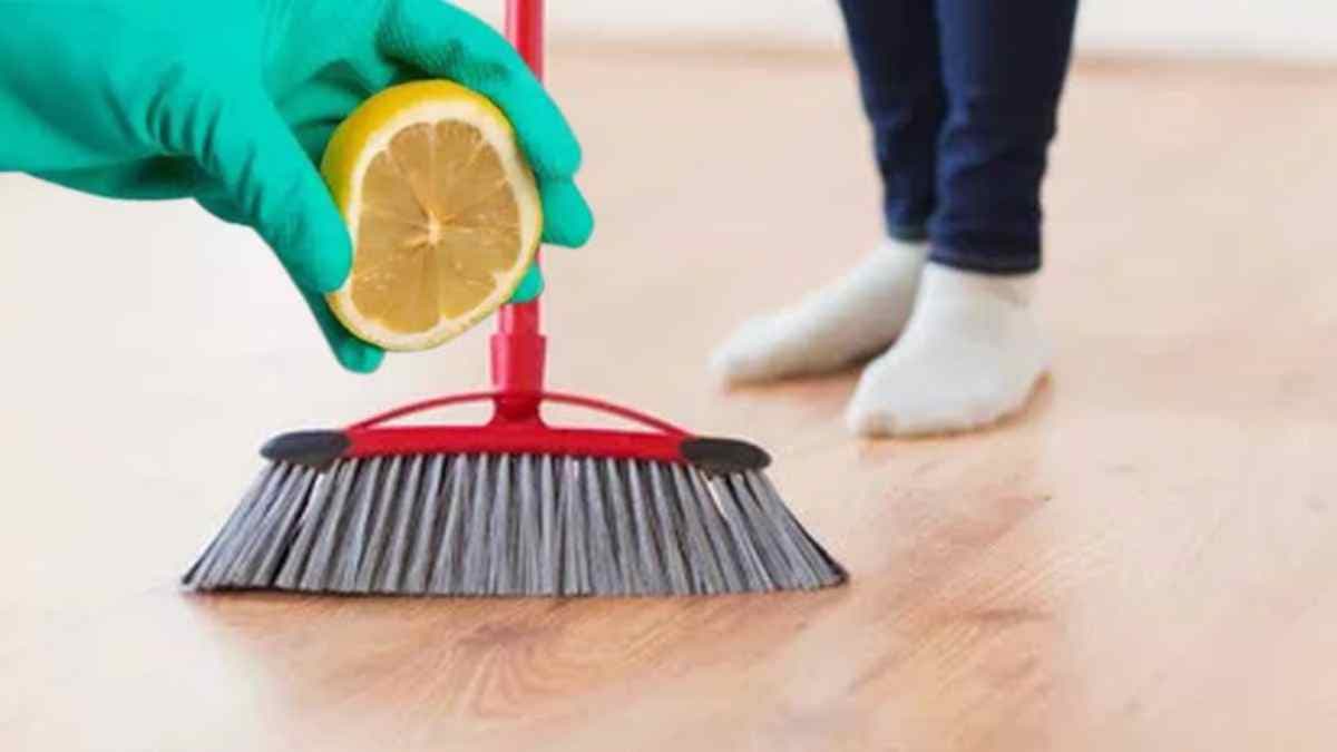 Ménage : voici pourquoi il faut saupoudrer les balais de gouttes de citron