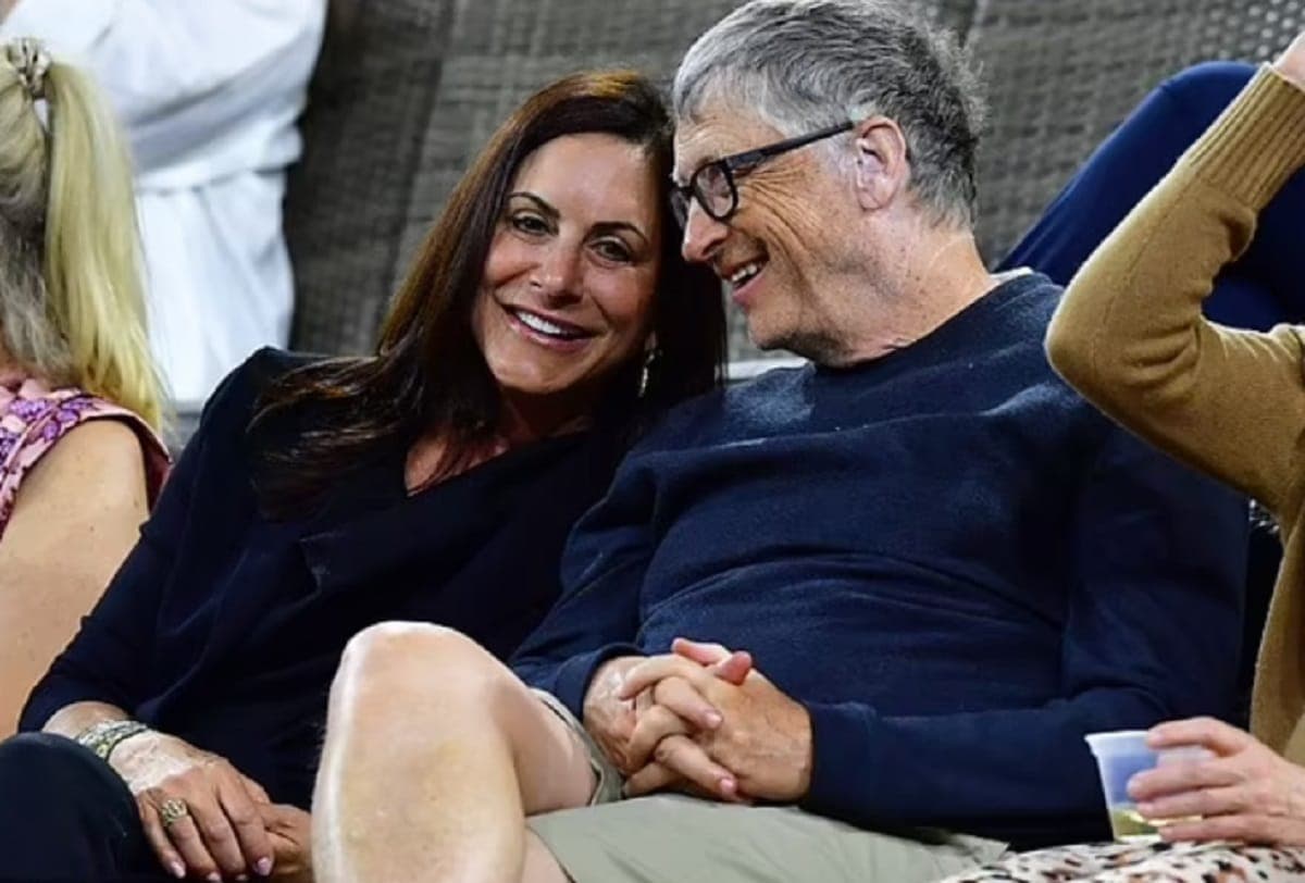 Bill Gates « mange » à  nouveau l’amour, deux ans après son divorce (média)