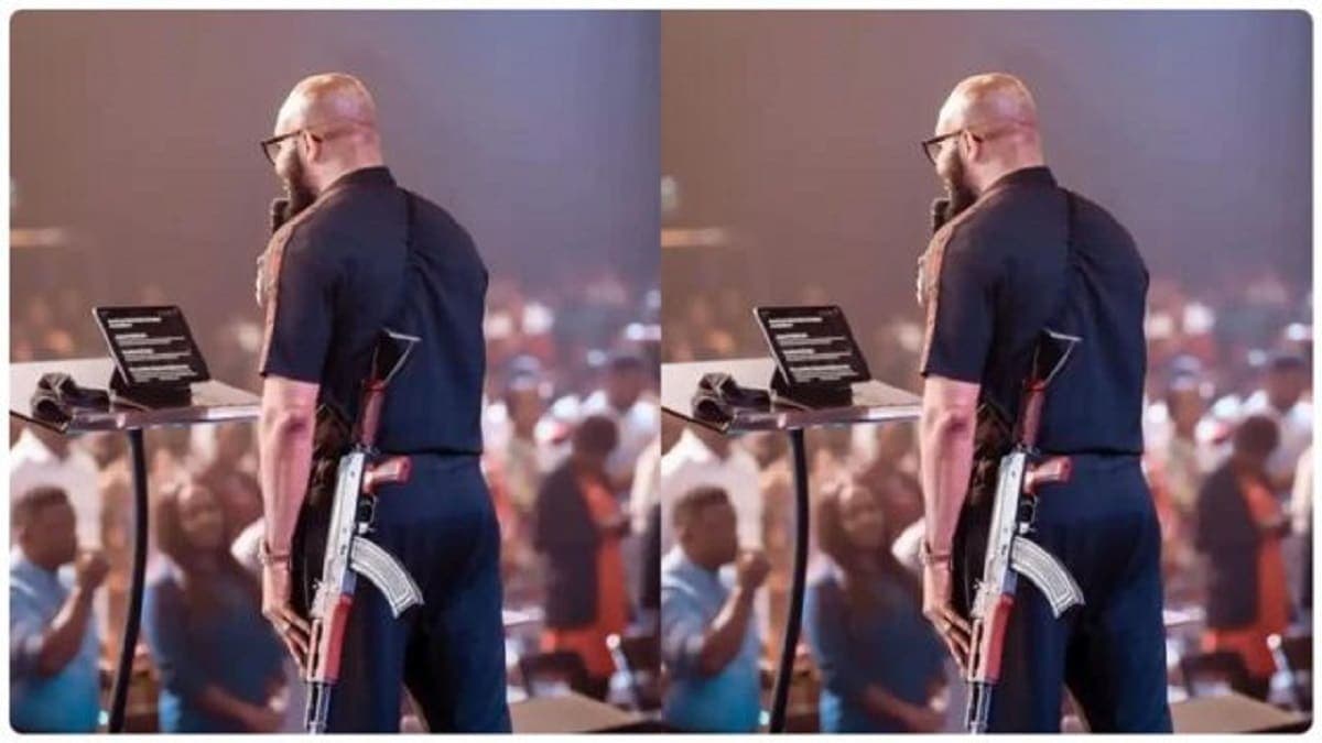 Nigéria: un pasteur fait son sermon en portant un AK-47, la police l’interpelle (vidéo)