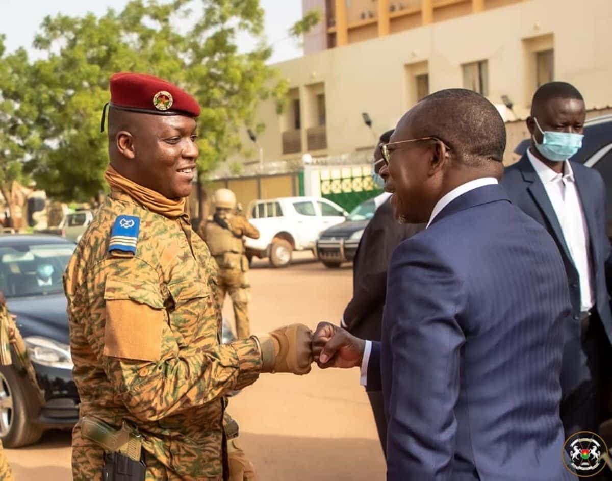 Diplomatie: tête-à -tête entre Patrice Talon et Ibrahim Traoré à  Ouagadougou