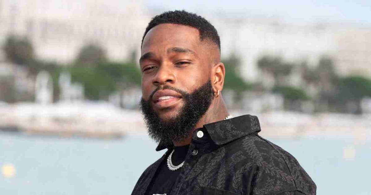 Tayc: le chanteur tombe à  la renverse en plein concert (vidéo)